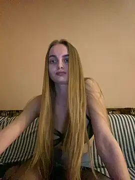 LunaVey online show from March 29, 7:24 pm