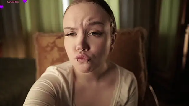 LeahAllsop online show from April 14, 4:23 am