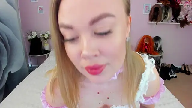 HannahWillow online show from April 9, 6:30 am