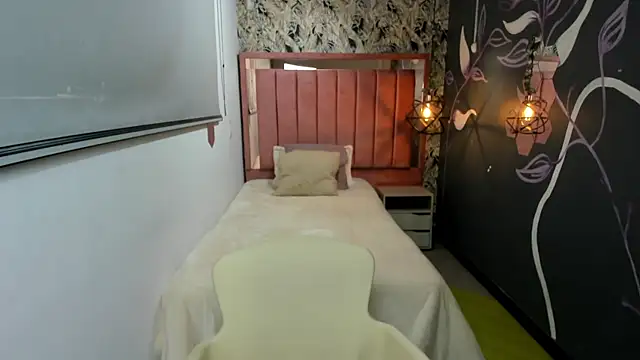 Zoe  Taylor   online show from April 4, 11:53 am