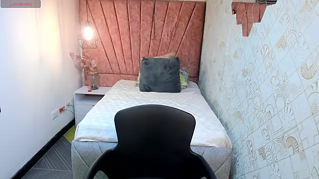 Zoe  Taylor   online show from April 16, 11:54 am