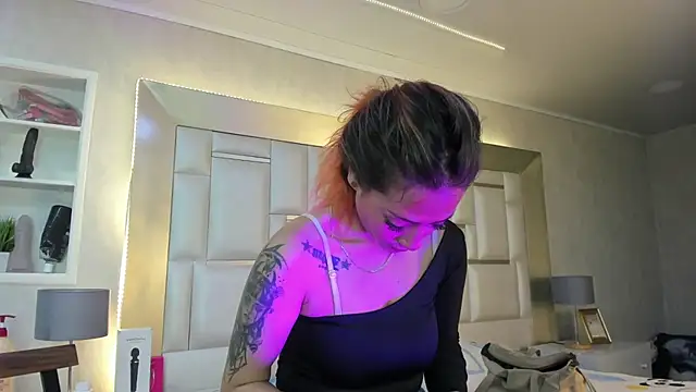 ZoeTaylorl online show from June 2, 1:45 pm