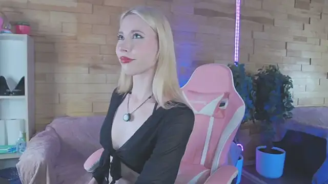 Lola Gilbert online show from June 11, 3:09 pm