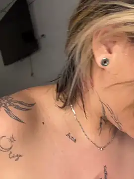 CarolQueen1  online show from April 18, 7:58 pm