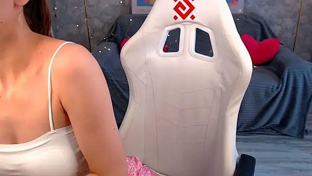 EmiliSkyy online show from June 17, 8:15 am