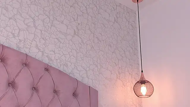 saraa joness  online show from April 4, 7:23 pm