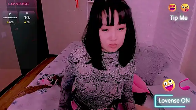 Akiko Yun online show from April 18, 11:45 am