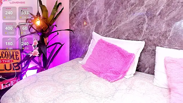 Megan Stein online show from April 28, 8:02 pm