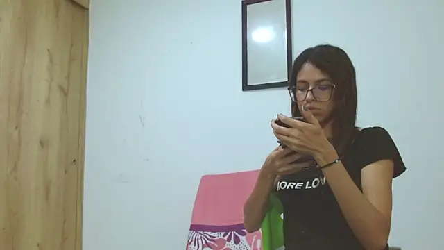 Emily Lopera online show from May 30, 4:10 am