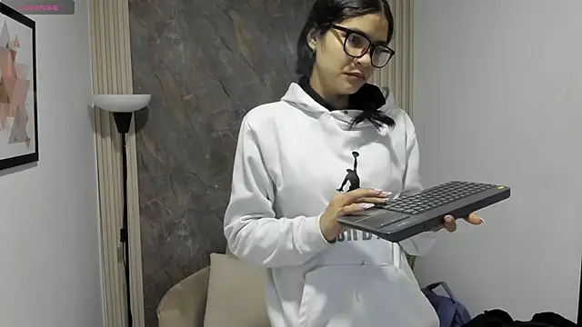 alina sauvage online show from June 12, 11:29 am