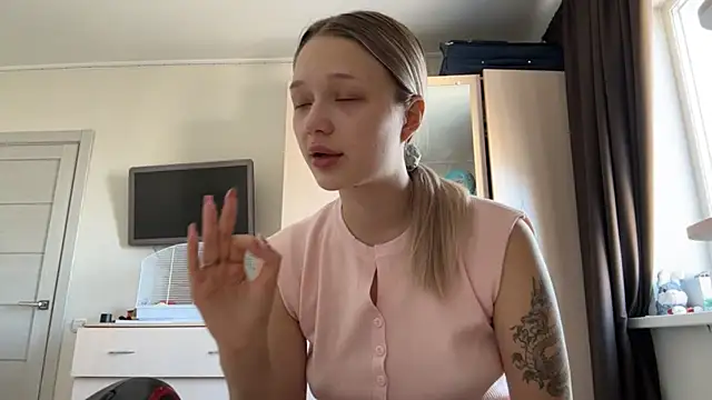 KazukoChristie online show from March 30, 6:35 am