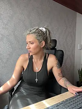 Isabella varella- online show from June 9, 3:11 pm