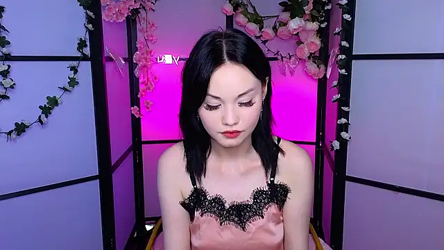 LilySparkls online show from June 3, 1:45 pm
