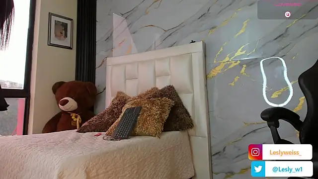 lesly1w online show from July 8, 1:35 pm