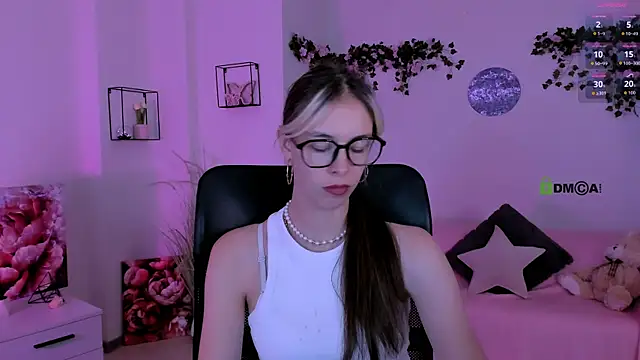 mia mooon  online show from July 22, 11:00 am