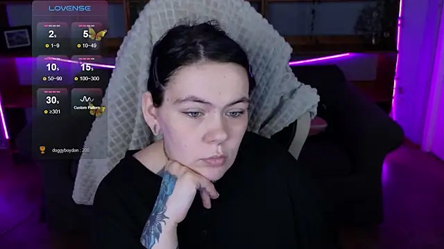 QwertyAnnie Lbo online show from April 9, 11:15 am