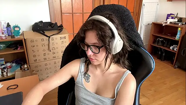 PillowPeachX online show from May 30, 1:31 pm
