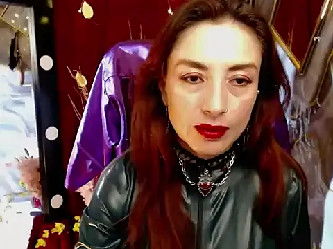Queenscarlettsecret online show from June 3, 5:40 pm