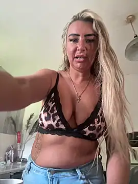 Naughtyhousewife x online show from May 18, 10:21 am