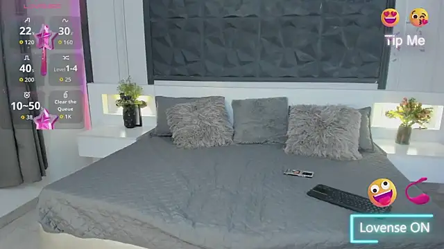 sophia blade  online show from June 4, 3:01 am