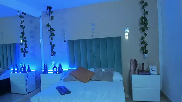 ARIANA CRI-X online show from April 21, 12:01 pm