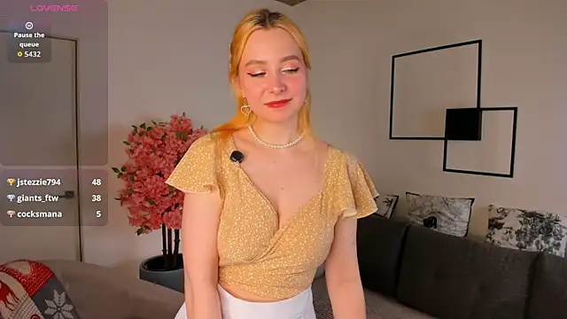 TwinkleFox online show from April 28, 2:20 am