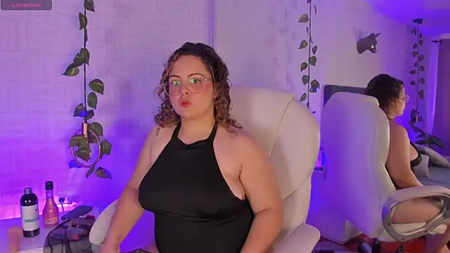 Samantha Greey  online show from May 11, 8:28 pm