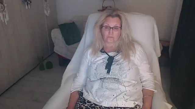 Divineblond online show from April 7, 11:40 pm