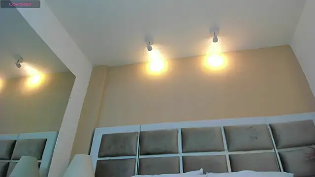 Chloe Thomsoon  online show from May 6, 10:14 pm