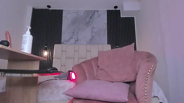 scarletmilzx online show from May 13, 4:24 pm
