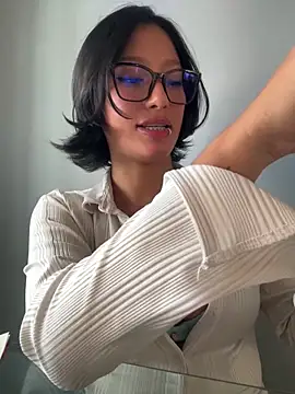 yazmin rouse  online show from June 1, 5:03 pm