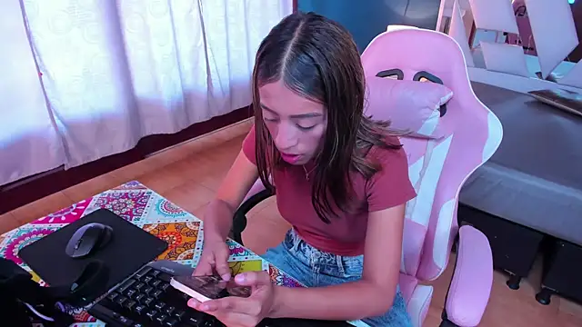 Danna Petiite online show from June 3, 7:08 pm