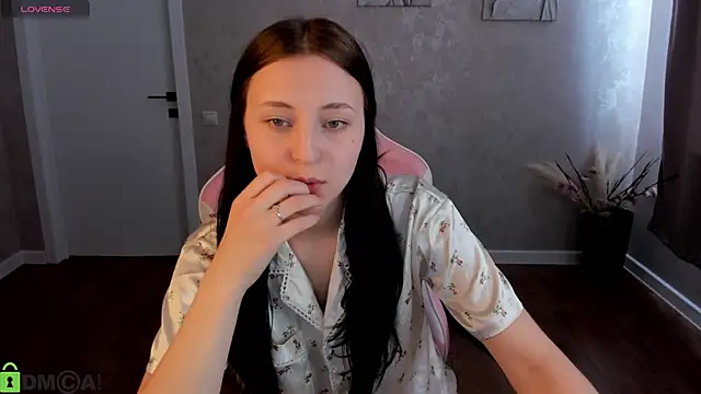 Tracey Gill online show from June 2, 1:28 am