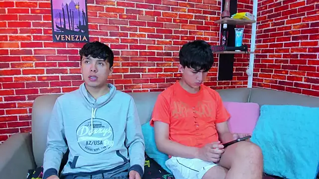 Hoot boyss  online show from May 31, 7:48 pm