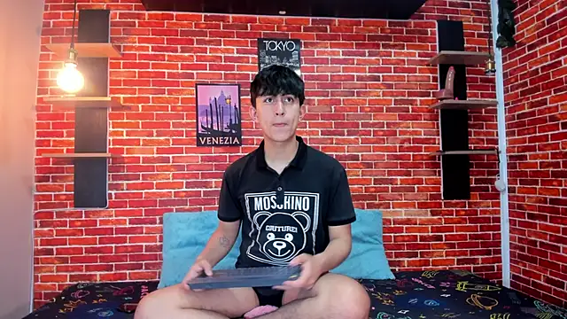 Hoot boyss  online show from June 4, 8:13 pm