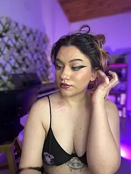 NikkiNix online show from May 31, 1:50 pm