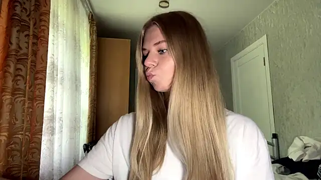 HoneysPiee online show from June 2, 12:28 pm