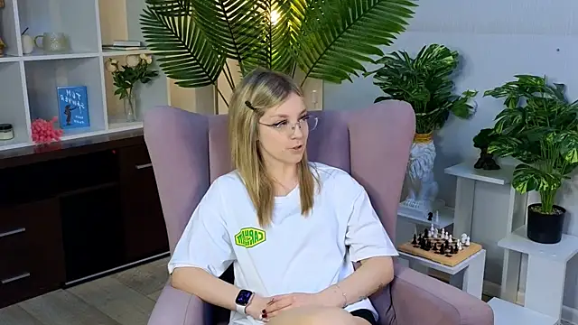 Snapshot of NovaOliphant chatting on May 19, 8:32 am NovaOliphant online show from May 19, 8:32 am