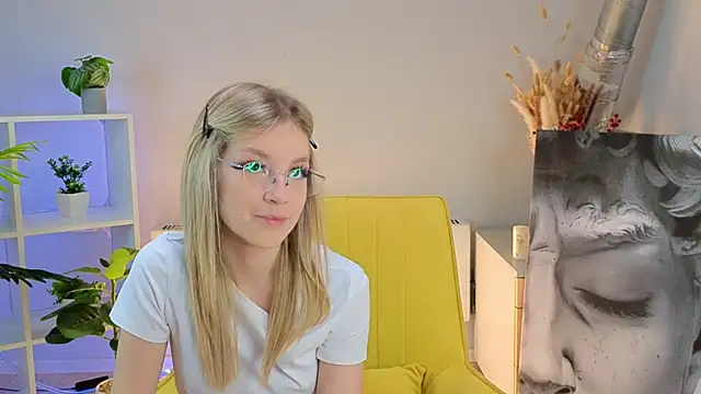 Snapshot of NovaOliphant chatting on May 21, 1:42 pm NovaOliphant online show from May 21, 1:42 pm