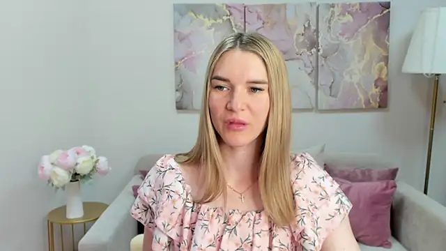 RoxyReignn online show from July 8, 10:01 pm