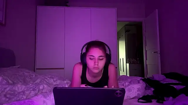 elfLiana online show from June 2, 6:31 pm