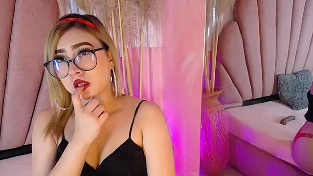 Doll Kitty  online show from June 3, 12:39 pm
