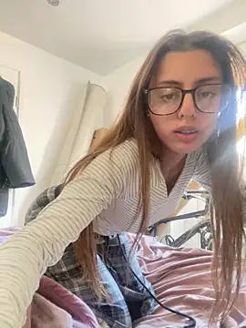 brownpetitegirlxo online show from June 3, 4:01 pm