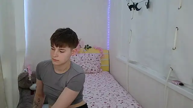EmyHills online show from June 18, 2:33 pm