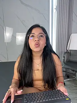 ValentinaLuciana online show from June 3, 2:33 pm