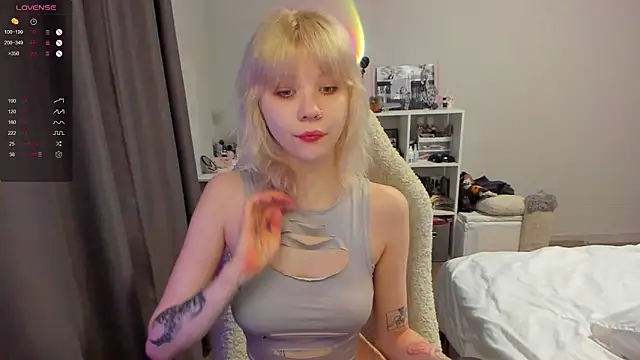 voguecaroline online show from June 18, 8:03 pm