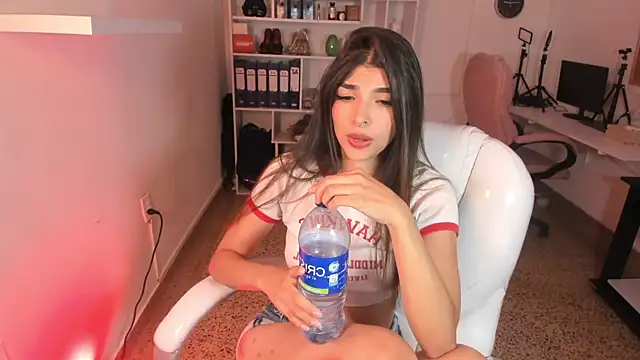 AmyFender online show from June 2, 8:43 pm