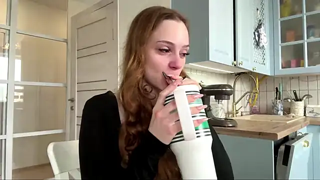 itskylieee online show from July 10, 10:05 am
