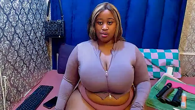 Curveybubbles23 online show from August 1, 1:29 am