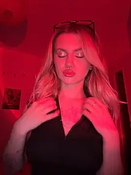 blondiedoll online show from July 11, 9:15 pm